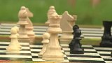 Piana v ulicích střídají šachy