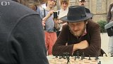 Piana a šachy v ulicích
