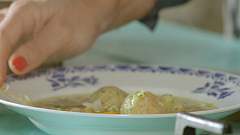 Tradiční drožďová polévka s knedlíčky