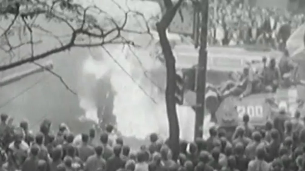 Záběry z dokumentu Srpen 68 (J. Svoboda, 2003) - hořící tank