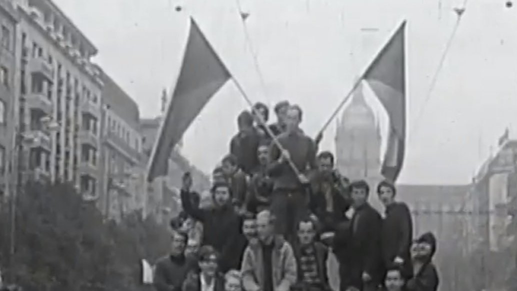 Záběry z dokumentu Srpen 68 (J. Svoboda, 2003) - vlajky