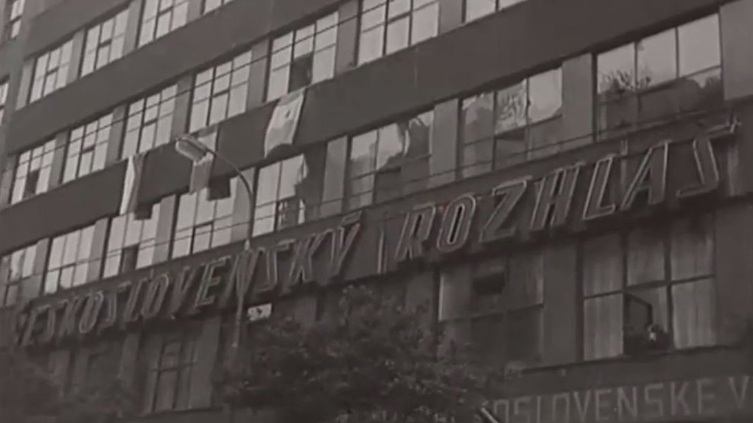 Výzva ke klidu (zvukovou stopu poskytl televizi archiv rozhlasu)