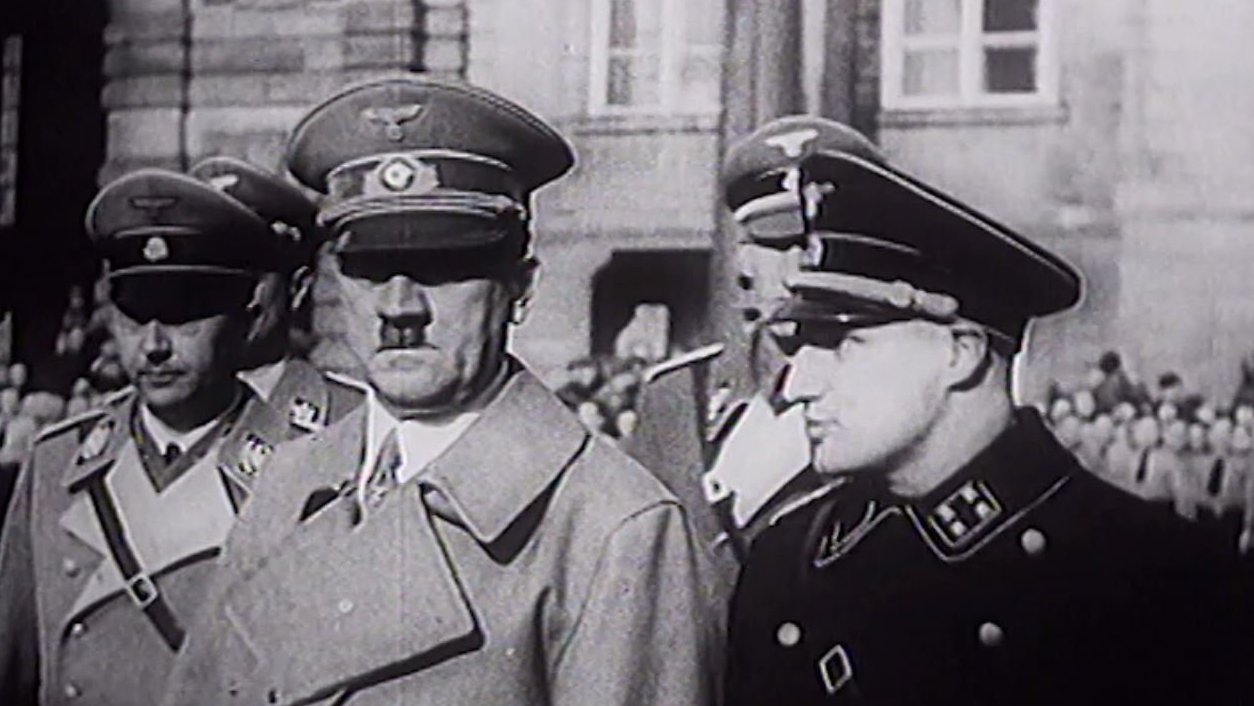 Hitlerův příjezd (z dokumentu Prezident, který se nerad fotografoval, 1993)