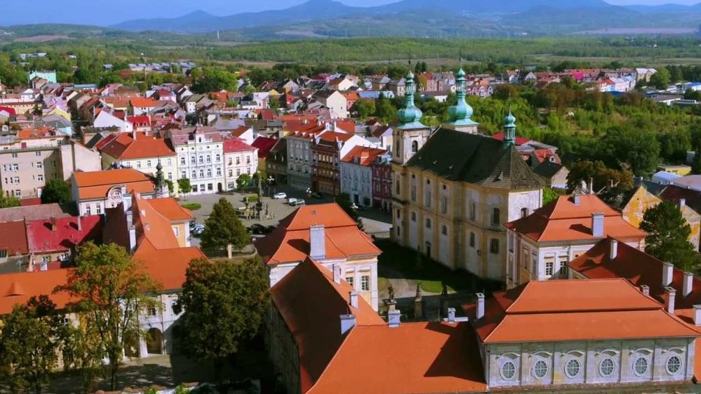 Zámek a přilehlý kostel