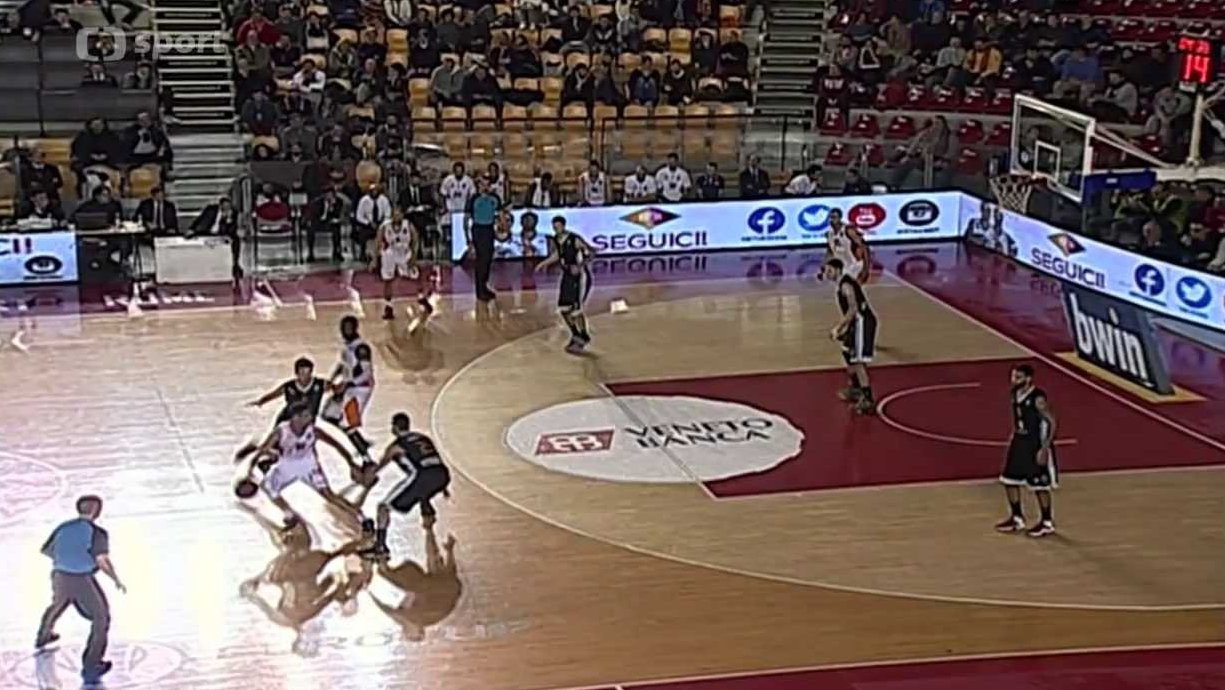 EuroCup v basketbalu: Virtus Řím - ČEZ Basketbal Nymburk