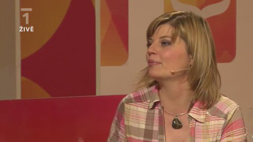 Martina Hynková Vrbová a Valentýnka + porodní asistentka Táňa Kalinová - koupání novorozence v kyblíku