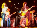 Led Zeppelin live, zleva Robert Plant, John Paul Jones a Jimmy Page, cca 1973