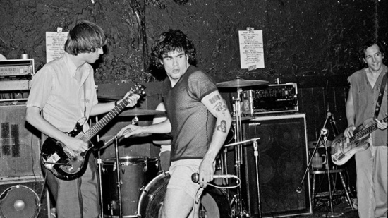 Black Flag live, zleva Greg Ginn, Henry Rollins, Chuck Dukowski, 1983