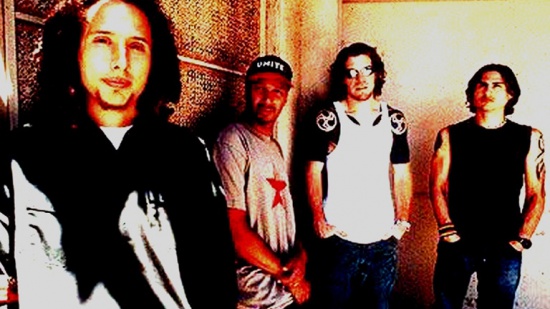 Rage Against The Machine, zleva Zack de la Rocha, Tom Morello, Timmy C., Brad Wilk, cca pol. 90. let