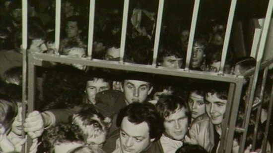 Junior Club na Chmelnici, tlačenice u vchodu, 1982