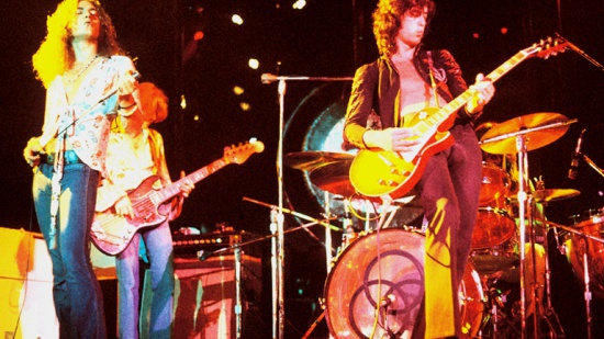 Led Zeppelin live, zleva Robert Plant, John Paul Jones a Jimmy Page, cca 1973