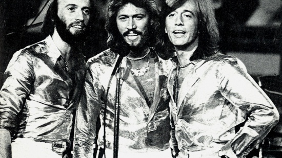 Bee Gees live, zleva Maurice, Barry a Robin Gibbové, 2. pol. 70. let
