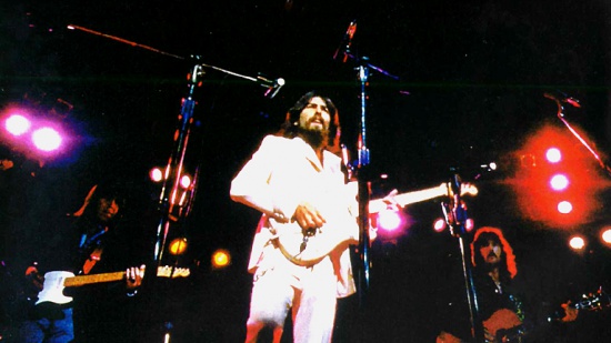 Concert For Bangladesh, vpředu George Harrison, vzadu vpravo Eric Clapton, 1971