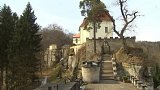 Skály v okolí hradu Valdštejn v Českém ráji se letos zpevňovat nebudou