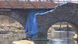 Spor o výšku mostního parapetu komplikuje už dlouhé měsíce opravu historického mostu v Ronově nad Sázavou