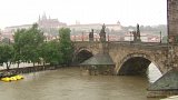 Hladina Vltavy se v Praze stále drží téměř na pěti metech