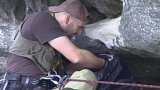 Zachránit mláďata vzácného sokola – mimořádná akce horolezců v NP České Švýcarsko
