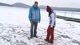 Máchovo jezero konečně zamrzlo, ale led je slabý
