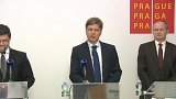Radní pražského magistrátu si Opencard předávají jako horký brambor