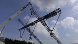 Nové elektrické vedení cvičně stavěli v Krušných horách společně Češi a Němci