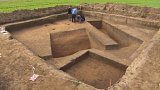 Na poli na okraji Hradce Králové archeologové odkrývají zajímavý objekt.