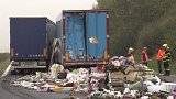 Dálnici D5 uzavřela u Hořovic nehoda čtyř kamionů, jeden člověk zemřel.