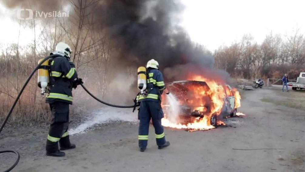 Podpálit auto není vůbec složité, říká filmový pyrotechnik