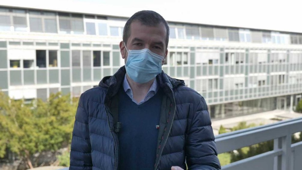 Vlajka s vodorovnými pruhy připomínala Rakousko-Uhersko