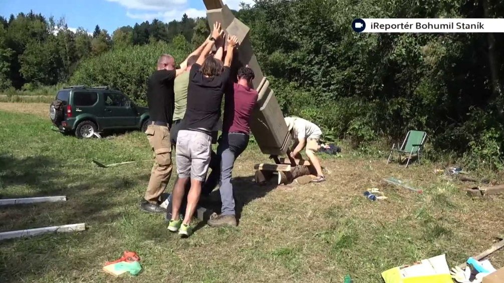 Stavění kříže na počet bitvy u Starého Hrozenkova