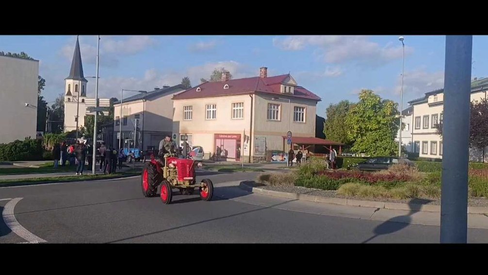 Spanilá jízda traktorů pod Beskydy