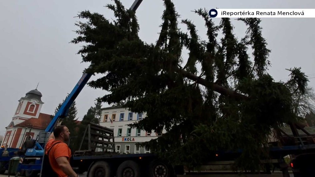 Stavění vánočního stromu v Pernštejně