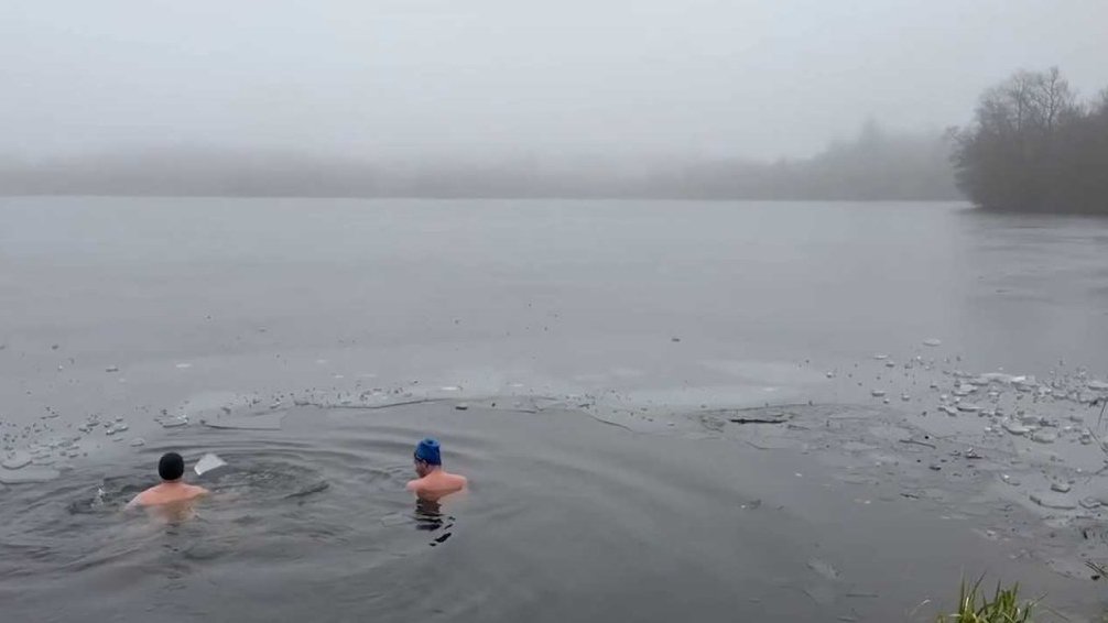 Otužilci pod zámkem v Plumlově