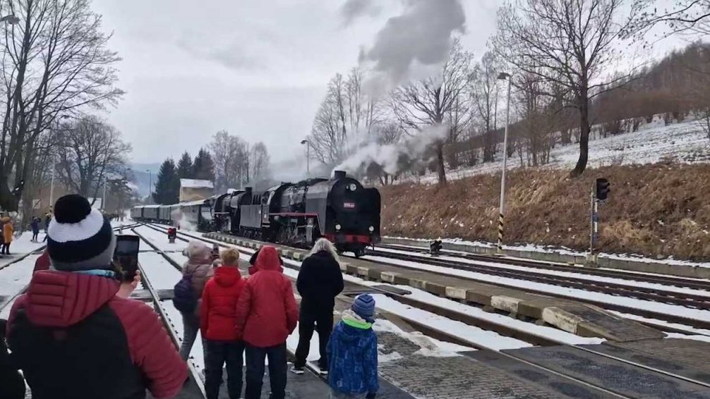 Dvě parn&iacute; lokomotivy v Lipov&eacute;-l&aacute;zn&iacute;ch