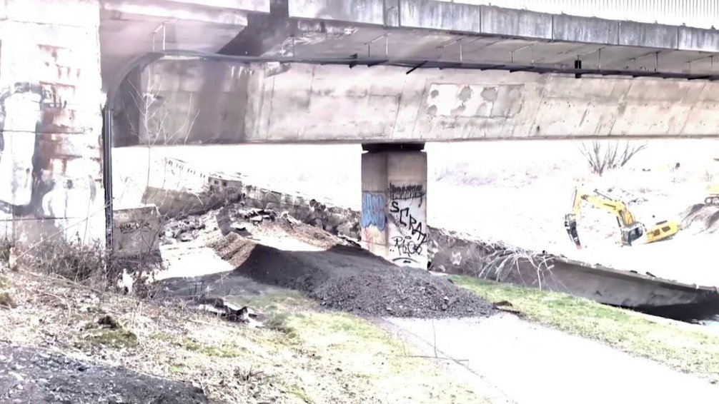 Demolice mostu přes řeku Ostravici