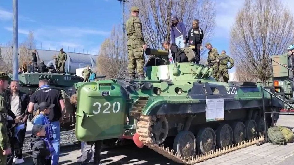 Prezentace arm&aacute;dy před z&aacute;pasem Ban&iacute;ku