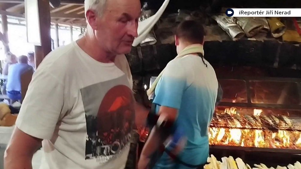 Rožněn&iacute; pstruhů v Sedlejově