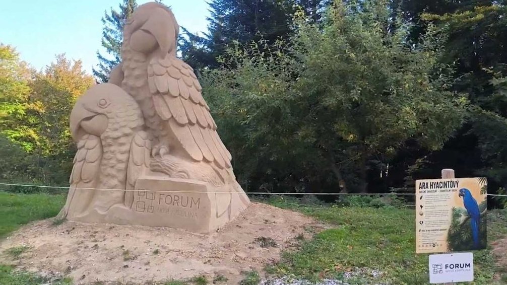Pustevny st&aacute;le zdob&iacute; obř&iacute; sochy z p&iacute;sku