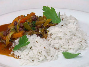 Zeleninový guláš s fazolemi adzuki a rýží basmati
