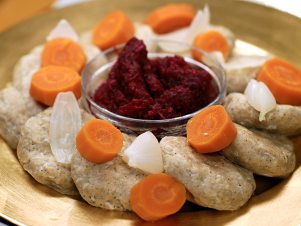 Gefilte fisch a salát z červené řepy s křenem