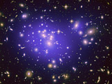 Rozvrstvení temné hmoty (fialová) v skupině galaxií Abell 1689. (foto: Abell 1689a, wikimedia.org)