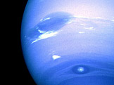 Velká tmavá skvrna na Neptunu, zachyceno sondou Voyager 2 v roce 1989 (foto: NASA, zdroj: Wikimedia)