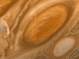 Velká rudá skvrna na Jupiteru, zachyceno sondou Voyager 2 (foto: NASA, zdroj: Wikimedia)