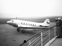 Douglas DC-3 ČLS imatrikulace OK-AIH na budapešťském Letišti Budaörs v roce 1939 – zdroj: fortepan.hu/_photo/download/fortepan_73217.jpg