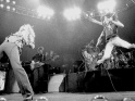 Led Zeppelin live, zleva Robert Plant, John Paul Jones a Jimmy Page, 1975