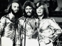 Bee Gees live, zleva Maurice, Barry a Robin Gibbové, 2. pol. 70. let
