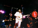 Concert For Bangladesh, vpředu George Harrison, vzadu vpravo Eric Clapton, 1971