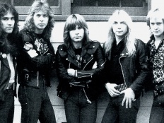 Iron Maiden, zleva Steve Harris, Clive Burr, Bruce Dickinson, Dave Murray, Adrian Smith, cca 1983