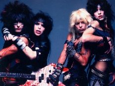 Mötley Crüe, zleva Nikki Sixx, Mick Mars, Vince Neil, Tommy Lee, 1983-4