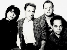 Pixies, zleva Kim Deal, David Lovering, Black Francis, Joey Santiago, 2. pol. 80. let