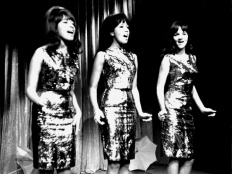 The Ronettes, zleva Ronnie Bennett, Estelle Bennett, Nedra Talley, 1965
